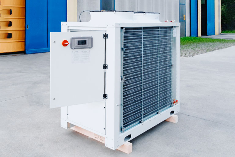 Freecooling chiller with high head pressure pump