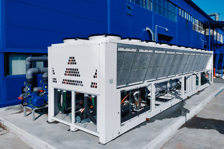 Freecooling chiller with EC fans and high efficiency configuration